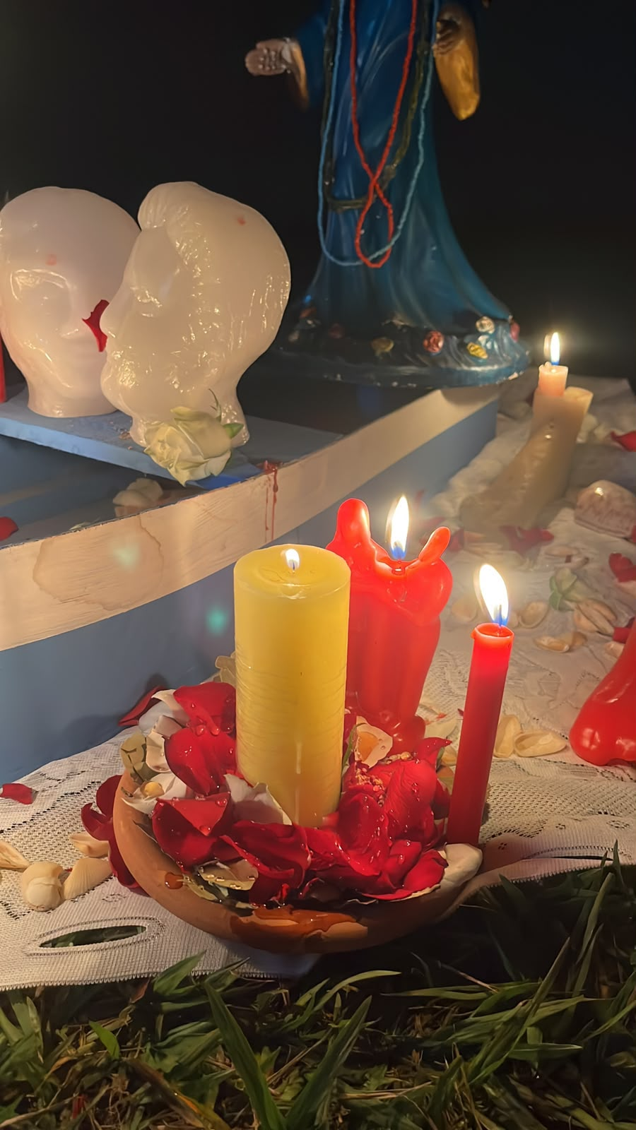 Velas de casal e pétalas vermelhas em ritual de união amorosa