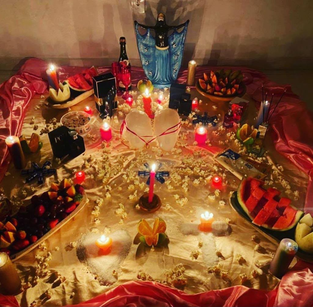 Cartas de tarô e oráculos sobre a mesa da Taróloga Isabella